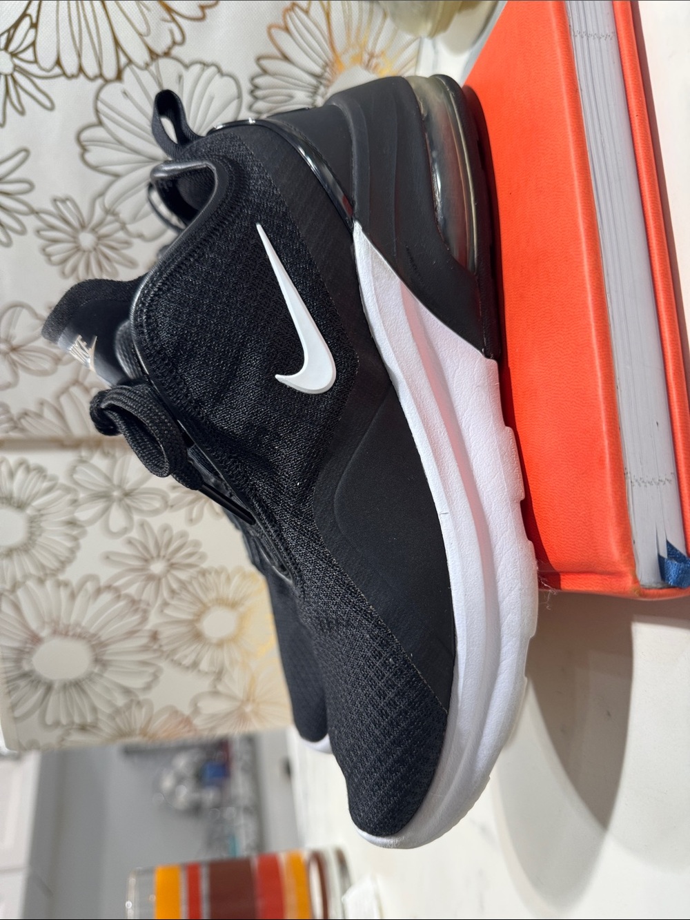 Nike Air Max motion 2 Black and White Slip-On Sneakers (goat) A 00352-007